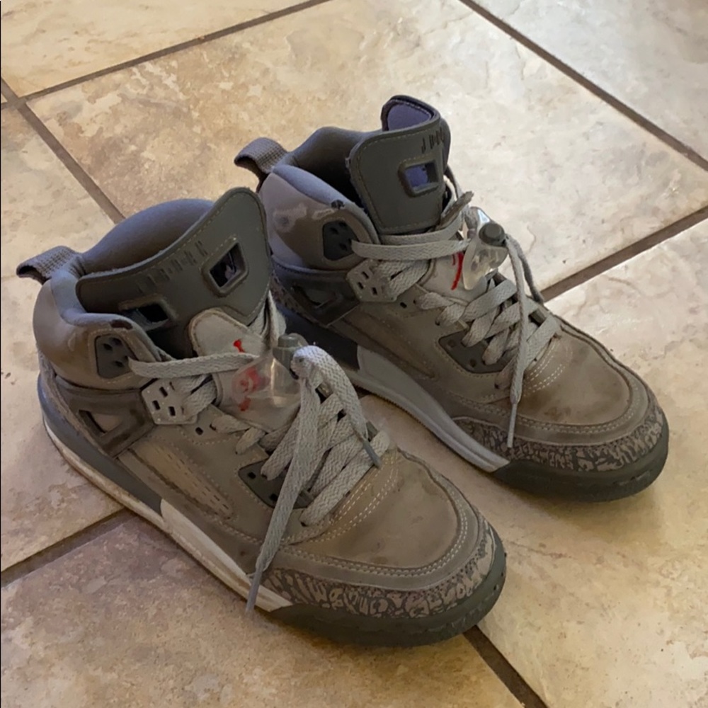 Jordan  spizike Gray wolf